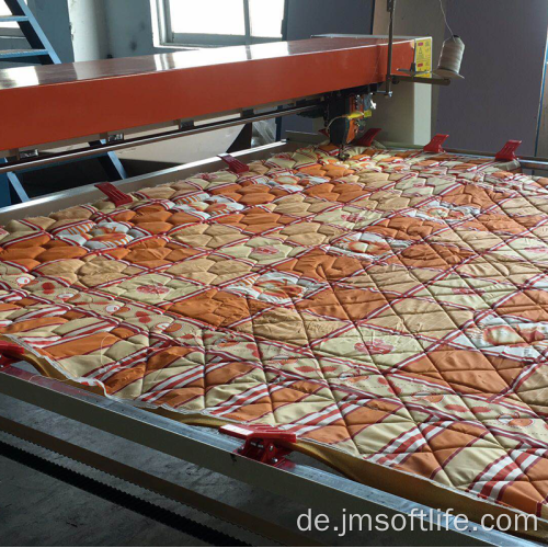 Industrielle Quiltmaschine mit einem Nadel-Nähkopf